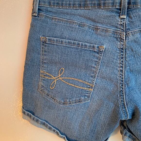 DENIZEN FROM LEVI’S Women’s Light Wash Stretch Cuffed Jean Shorts / Size: 4 - Picture 11 of 12